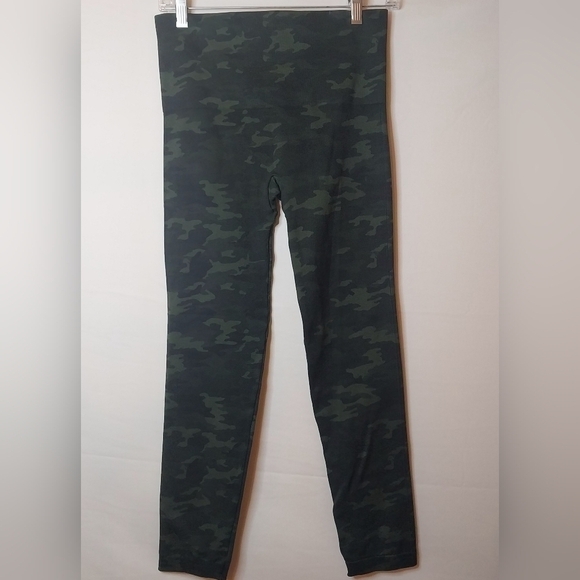 Spanx Look at Me Now Seamless Camo Leggings, Green, Size L - Picture 2 of 3